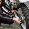 3 méthodes efficaces pour lubrifier la chaîne de votre moto