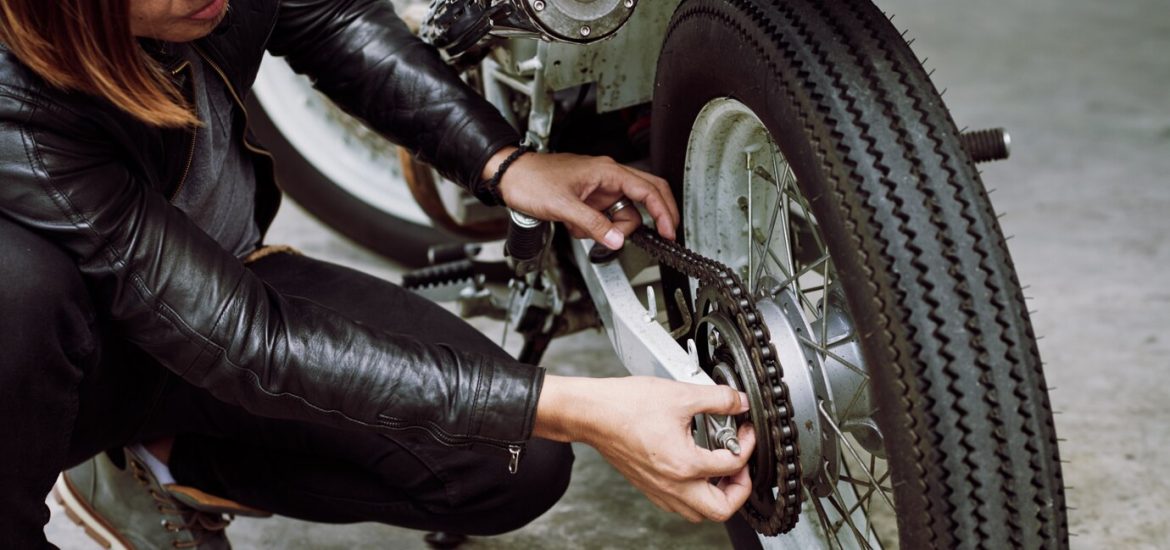 3 méthodes efficaces pour lubrifier la chaîne de votre moto