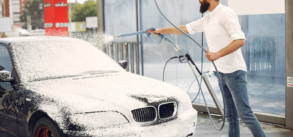 Lavage à la main ou lavage automatique : quel est le meilleur choix pour votre véhicule ?